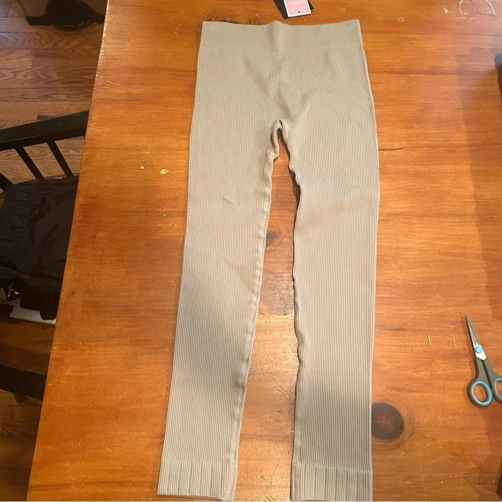 NWT PrettyLittleThing Ribbed Tan Leggings women’s Medium. Athleisure Workout - Picture 3 of 10